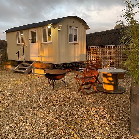 The Shepherd'S Hut Mixbury 외부 사진