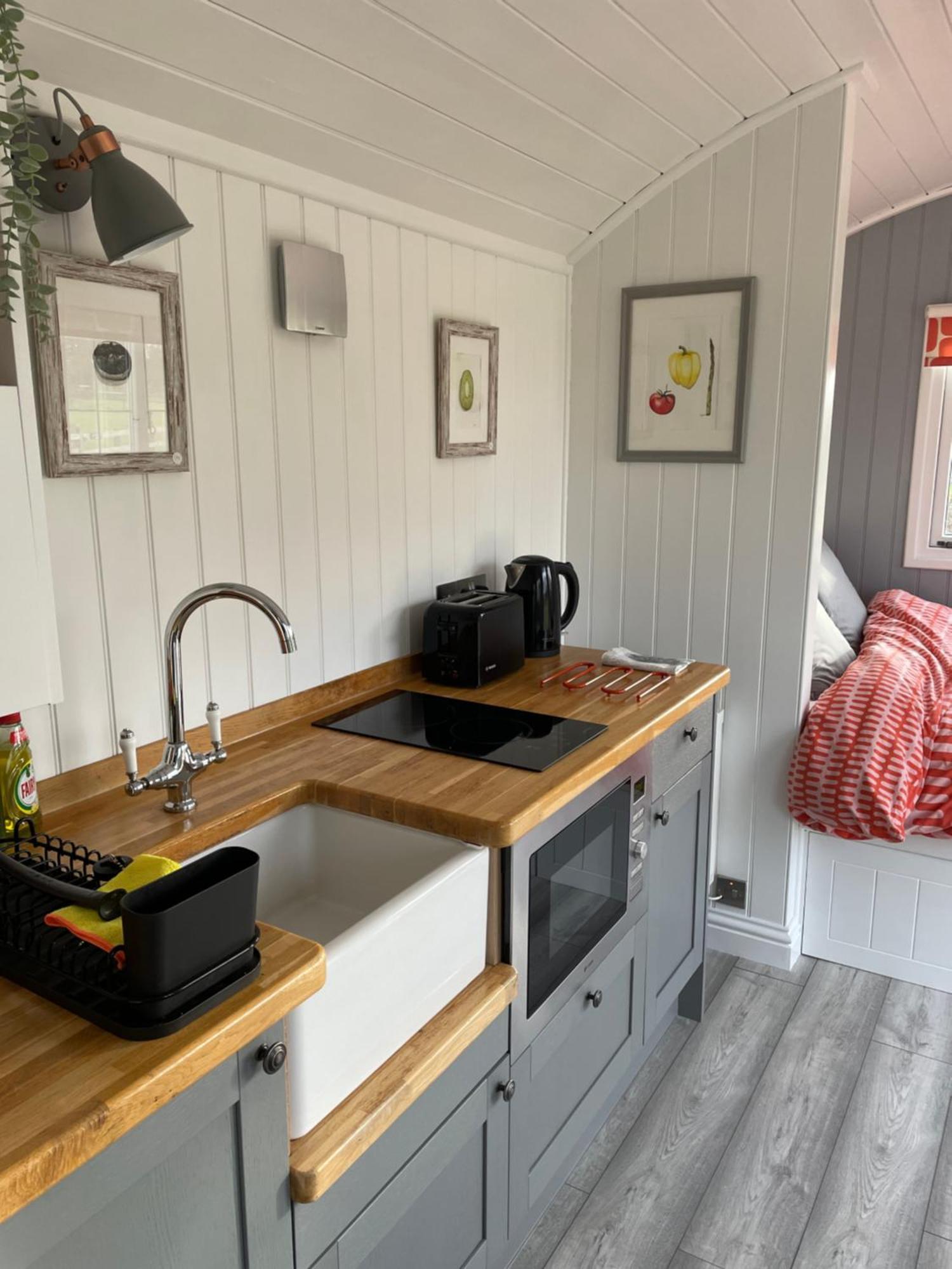 The Shepherd'S Hut Mixbury 외부 사진
