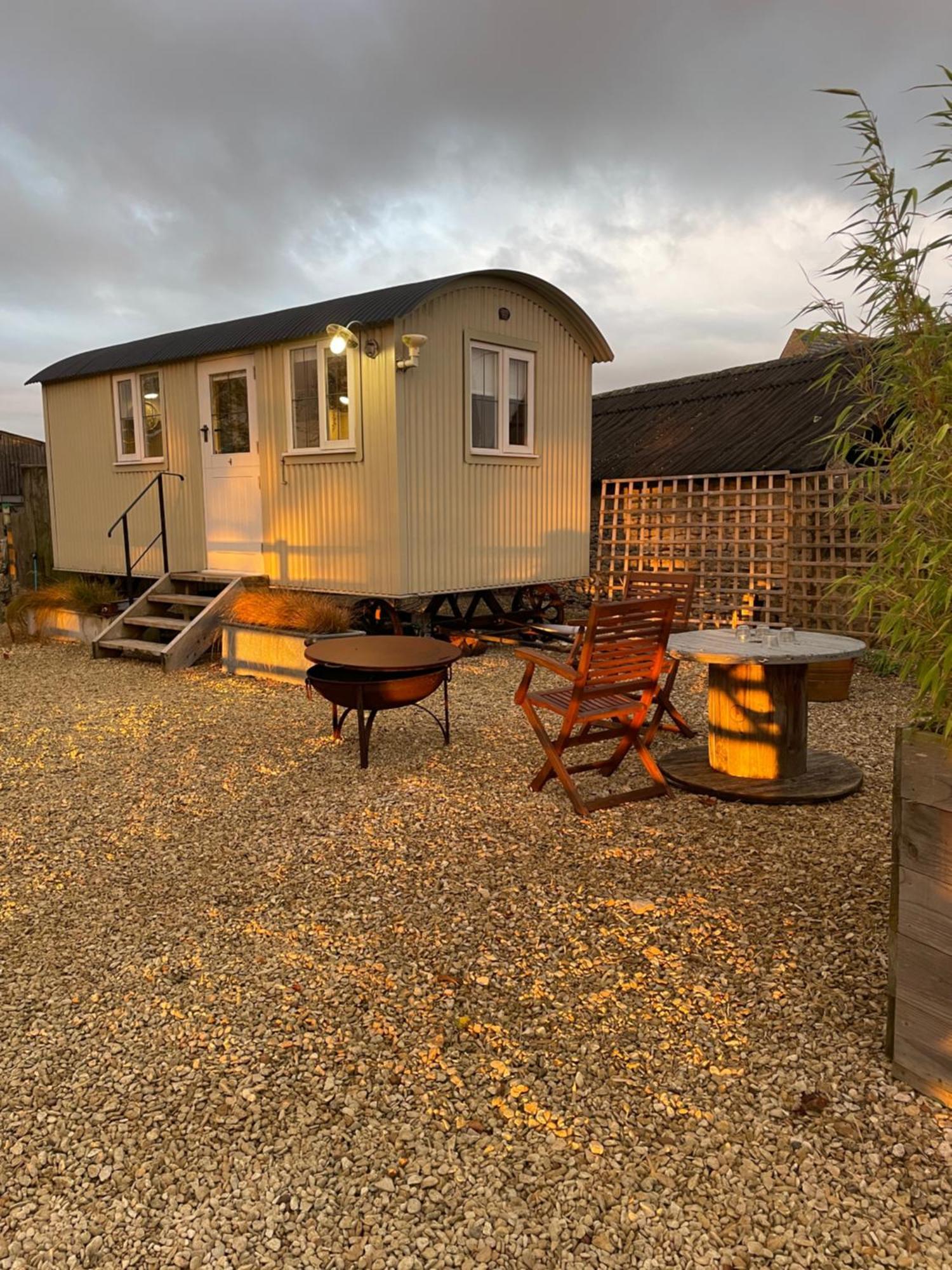 The Shepherd'S Hut Mixbury 외부 사진